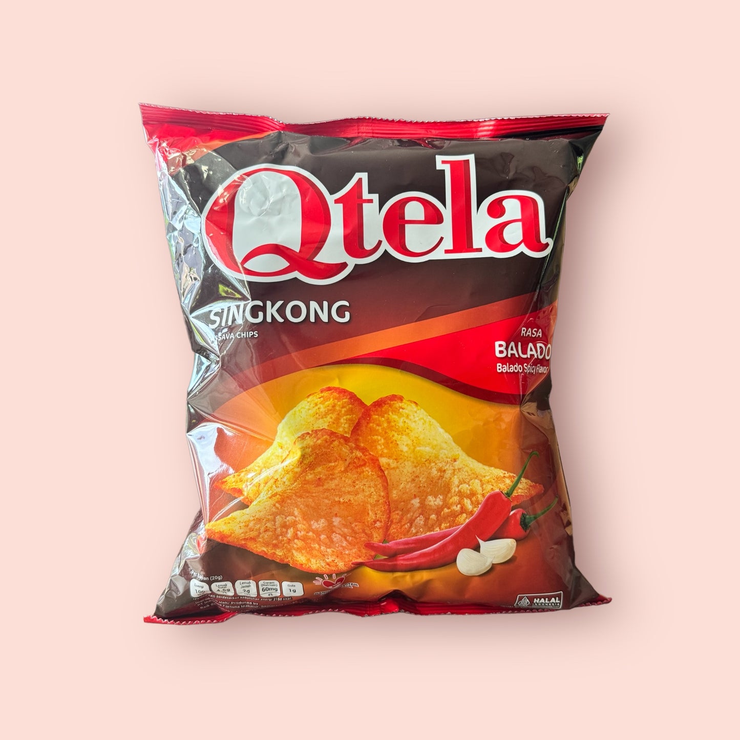 Knusprige, scharfe Qtela Keripik Singkong Chips von Nesia, goldgelb und knusprig auf einem weißen Teller.