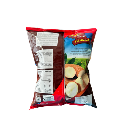Knusprige Qtela Keripik Singkong Original Chips von Nesia, goldbraun und dünn geschnitten, in einer Schüssel serviert