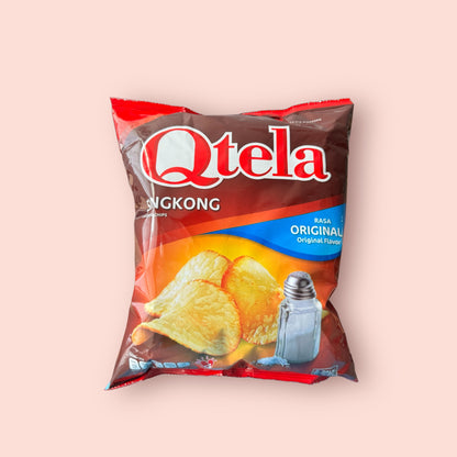 Knusprige Qtela Keripik Singkong Original Chips von Nesia, goldbraun und knusprig auf einem weißen Teller.