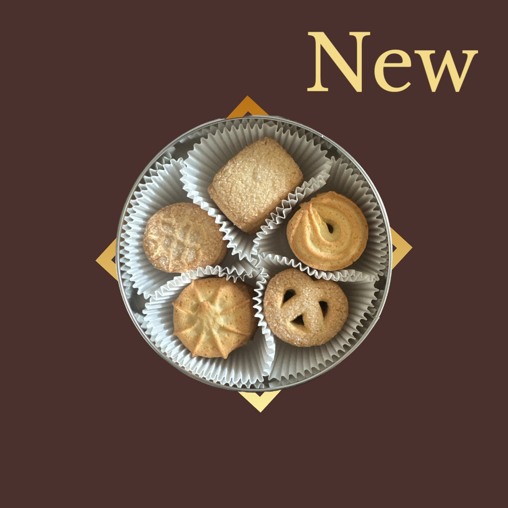 Nesia Butter Kekse von Won Copenhagen, goldene, knusprige Butterkekse auf weißem Teller, Nahaufnahme