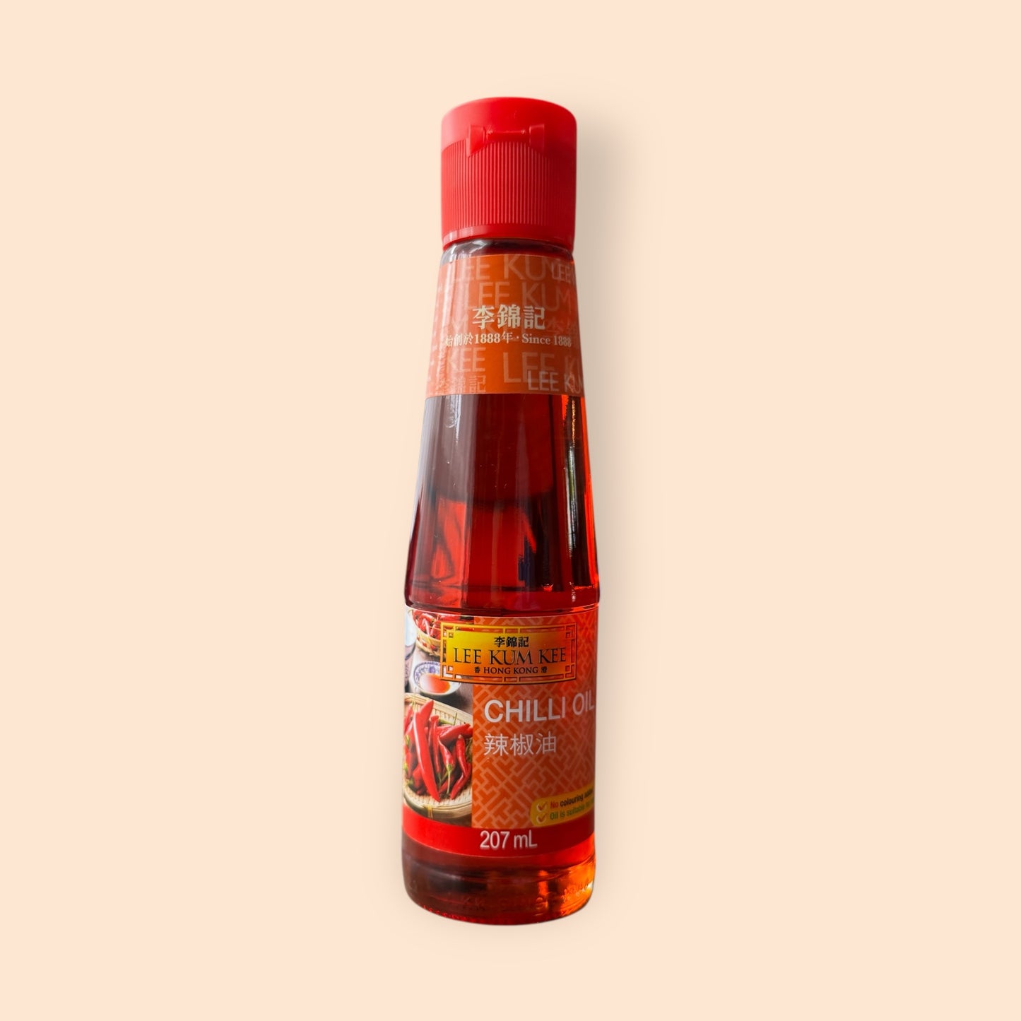 Chiliöl von Lee Kum Kee in einem Glasfläschchen, scharfe Chilisauce, orientalische Gewürzsoße in der Flasche