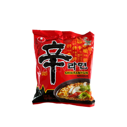 Instant Nudeln Nong Shim Shin Ramyun von Oriental Merchant, dampfend mit würziger Brühe und frischen Zutaten.