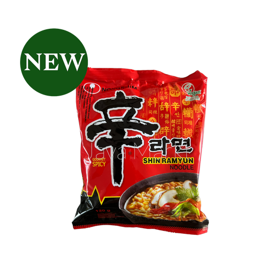 Instant Nudeln Nong Shim Shin Ramyun von Oriental Merchant, dampfend in einer Schüssel mit Gewürzen und frischen Zutaten.