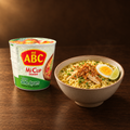 ABC Mi Cup Rasa Soto Ayam 60 g – Becher mit Suppe in der Schüssel und Ei