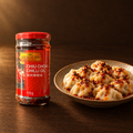 Lee Kum Kee Chow Chilli Oil 170 g – Glas mit Dim Sum und Chiliöl