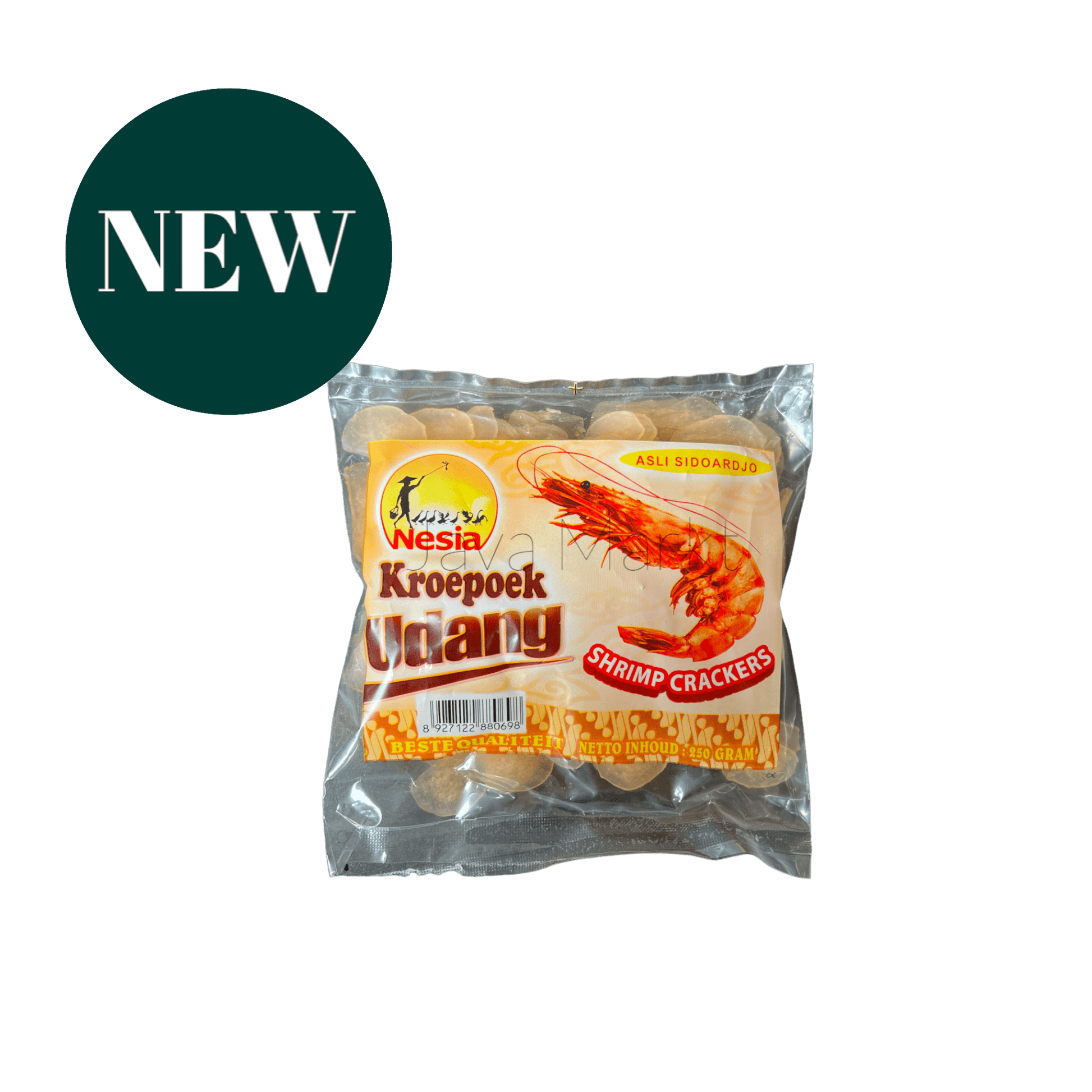 Knuspriger Garnelen-Chips von Nesia Food, 4 cm große, goldene Krupuk Udang auf weißem Hintergrund.