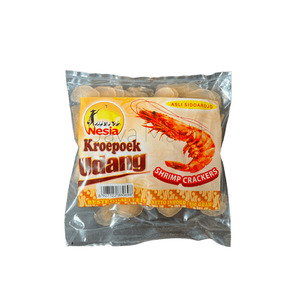 Knusprige Garnelen-Chips von Nesia Food, 4 cm große, goldene Snacks, die appetitlich auf einem Teller liegen